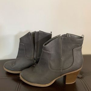 Old Navy Western Style Ankle Boot - grey color - size 8